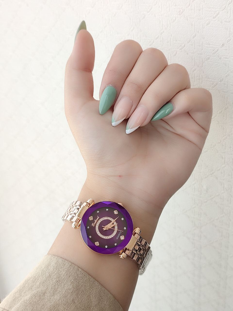 ساعت مچی زنانه برند بین باند bin bond دارای اعداد نگینی