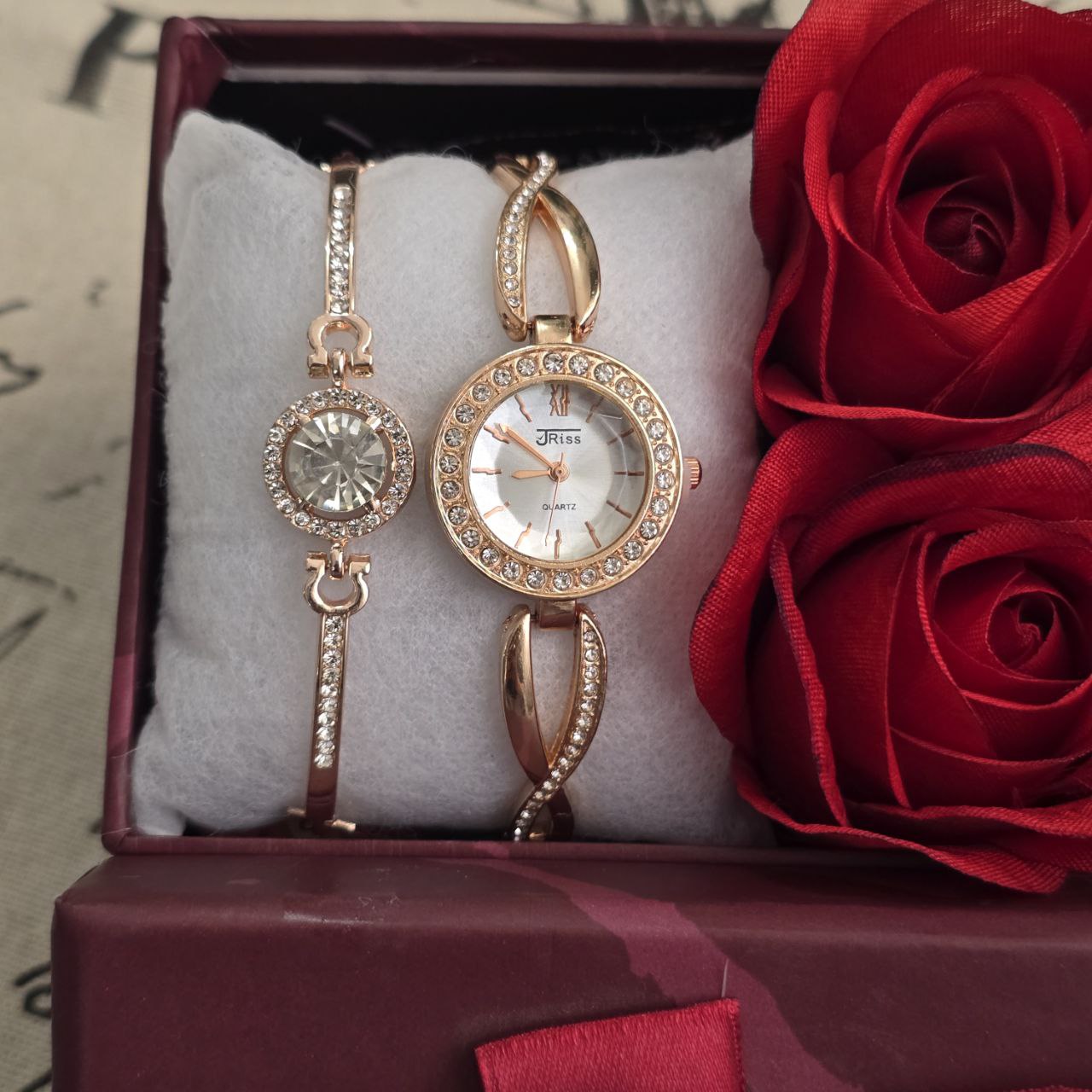 پک زنانه و دخترانه  ساعت  و دستبند و نیمست استیل  و حلقه  بهمراه باکس و گل مصنوعی