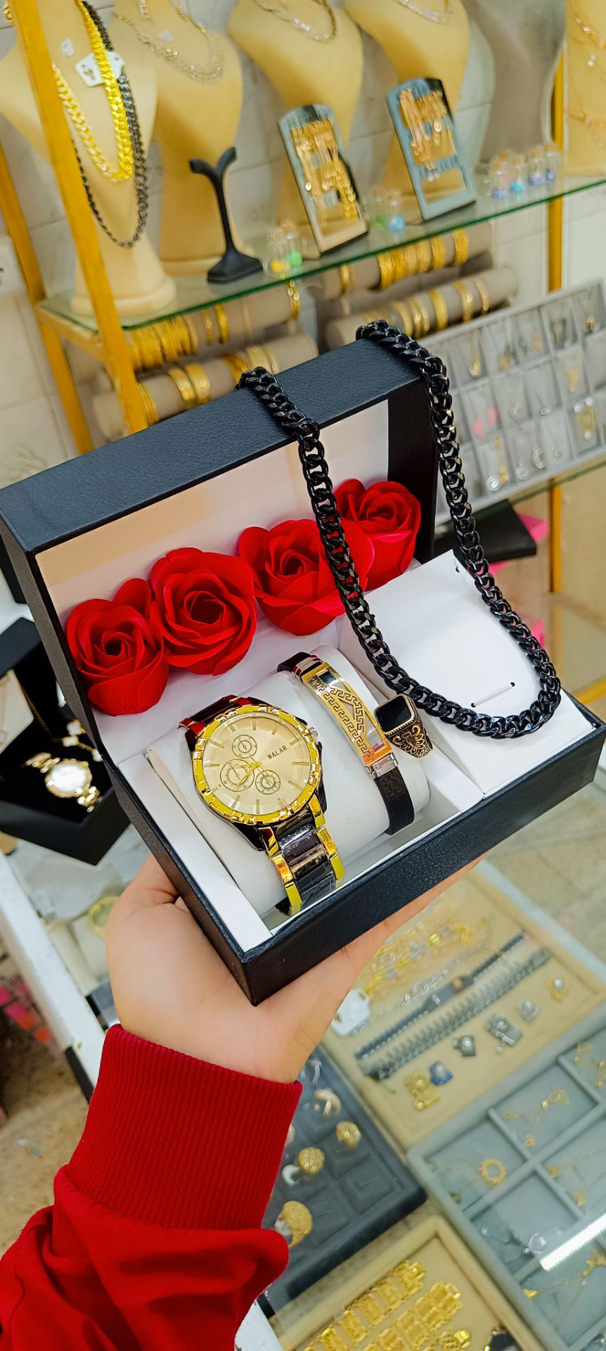 کالکشن جدید مردانه  🌹ساعت مردانه والار  🌹همراه ست گردنبند و دستبند آلمنیوم 🌹انگشتر طلا روس رنگ ثابت