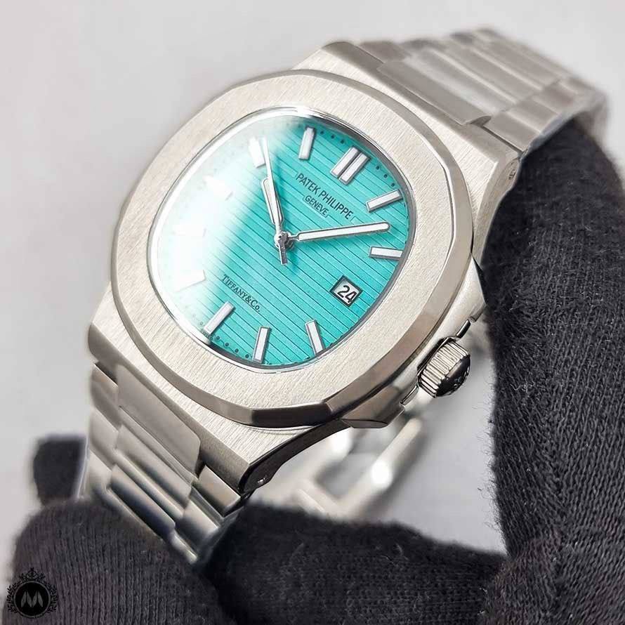 ساعت مچی مردانه نیازی ب تعریف نداره این ساعت فوق‌العاده خوش‌دست و خوش رنگ .  درخواست کپی‌درجه بالا از این رنگ رو زیاد داشتیم اطاعت امر شد 🫡  ❌بالاترین گرید کپی موجود در بازار  سوپر کوالیتی  ❌با قیمت استثنایی و بی‌رقیب .   Patek philippe  Tifany  برای آقایان  موتور ژاپن A++ دارای روزشمار قاب و بند استیل قفل استیل اصلی