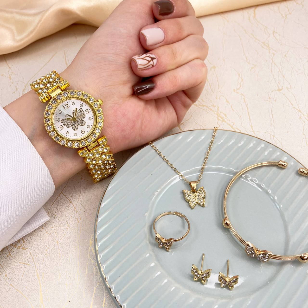 ساعت مچی زنانه طرح پروانه 🎁هدیه: ست هدیه طرح پروانه (دستبند+ گردنبند+ انگشتر+ گوشواره)