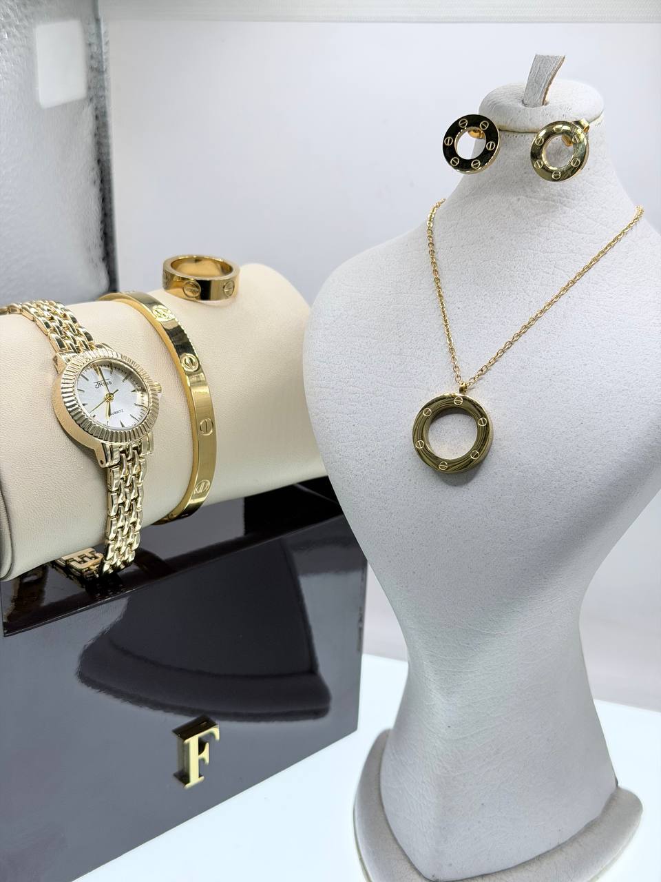 ست ساعت زنانه برند جریس ست کارتیه طرف لاو گردبند  کوشواره دسبند و حلقه استیل درجه یک کیفیت استیل بالا