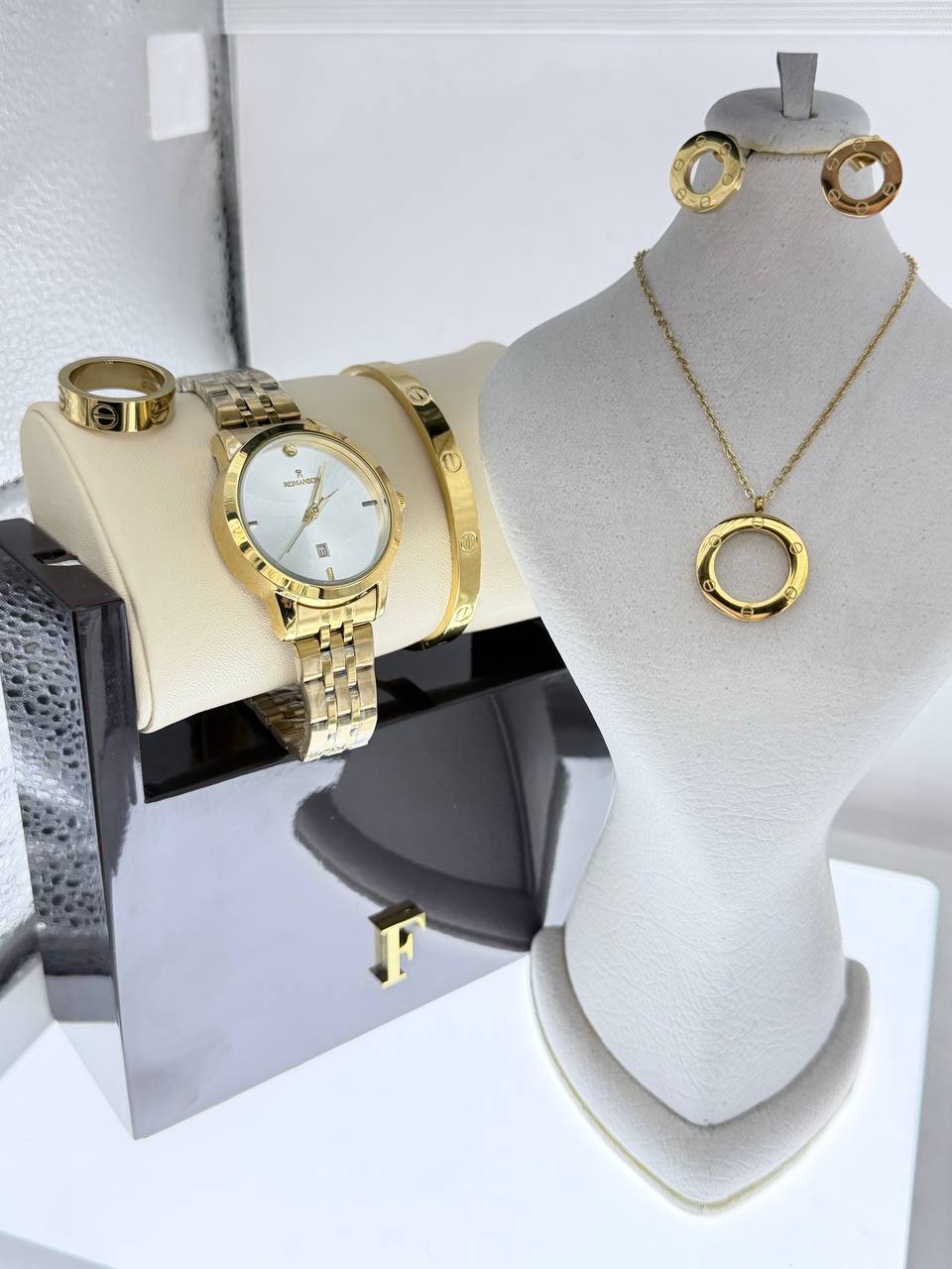 ساعت رومانسون  تقویم دار قفل فشاری ضامن دار و ست کارتیه طرف لاو گردبند  کوشواره دسبند و حلقه استیل درجه یک کیفیت استیل بالا