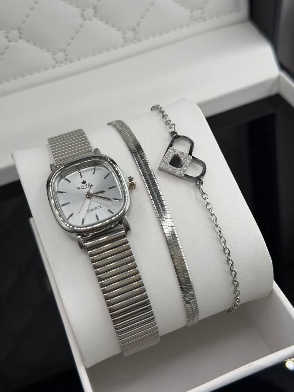 ست ساعت رویال همراه با دستبند 🌸🌸 کیفیت عالی  شیک و زیبا  ساعت بند ریلی استیل