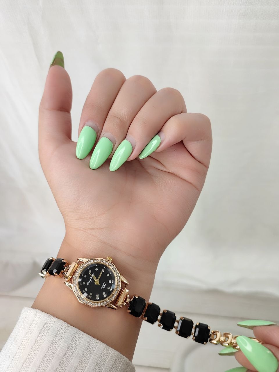 ساعت دخترانه رنگی الینا 3804003319  ساعتی با طراحی رنگارنگ و بند جواهرنشان،