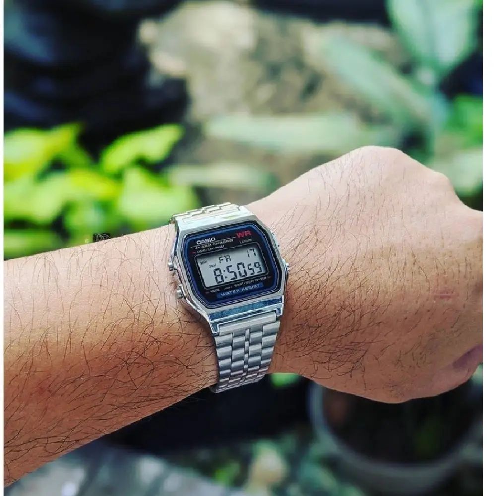 ساعت کاسیو نوستالژی Casio A159WA-N1  محصول کاملاً اورجینال طول عمر باتری تا چندسال (باتری CR2016)  نمایش تاریخ، ماه، روز هفته و حالت شب و روز    دارای تقویم خودکار  دارای نور صفحه  دارای آلارم (هشدار)  بدنه و شیشه از جنس رزین مقاوم  بند از جنس استیل  اندازه قاب: 36.8 × 33.2 میلی‌متر ضخامت قاب: 8.2 میلی‌متر وزن: 44