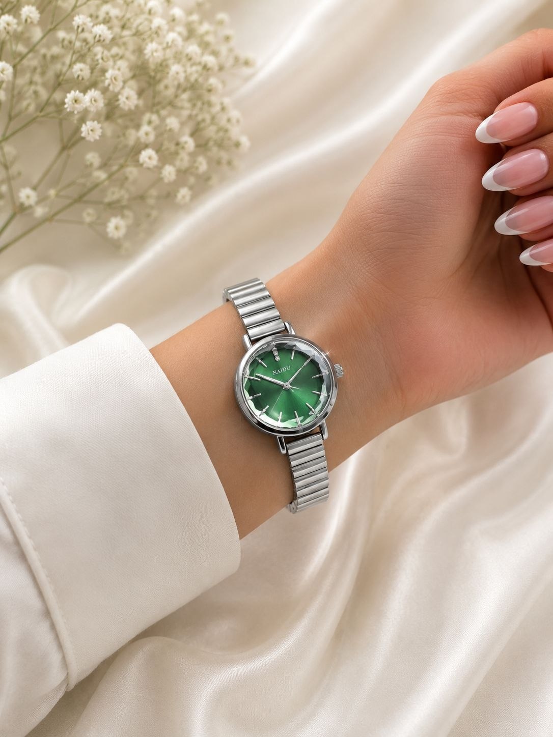 ساعت ⌚ NAIDU   ساعت دخترانه استیل نایدو   استیل با طرح کوبیک  شیشه الماسی   بند استیل با قفل کلیپسی راحت   موتور کوارتز دقیق و پایدار