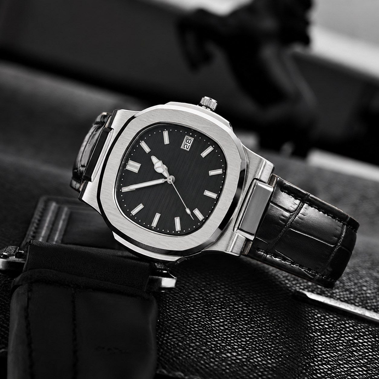 ساعت مچی ☑️PATEK          ♤مردونه   دارای روزشمار  طرح پتک قفل کمربندی  موتورکوارتز  بندچرمی