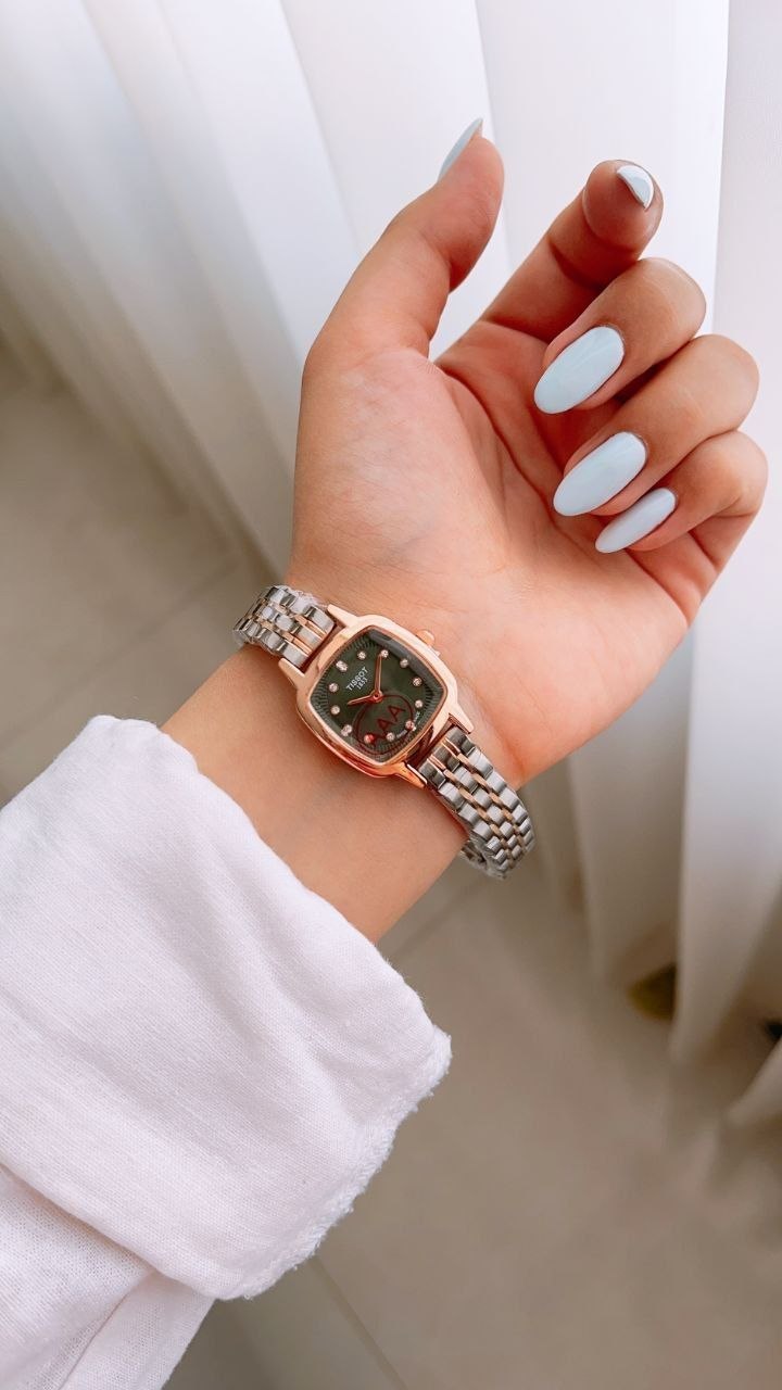 ساعت مچی زنانه ☑️TISSOT            🔥highe quality                        🫶زنونه تیسوت دویل  رفرانس T 1983  قفل استیل پروانه ای مقاوم دربرابر آب  صفحه نگین دار بند استیل  صفحه مربعی  موتور کوارتز  خاص وجذاب
