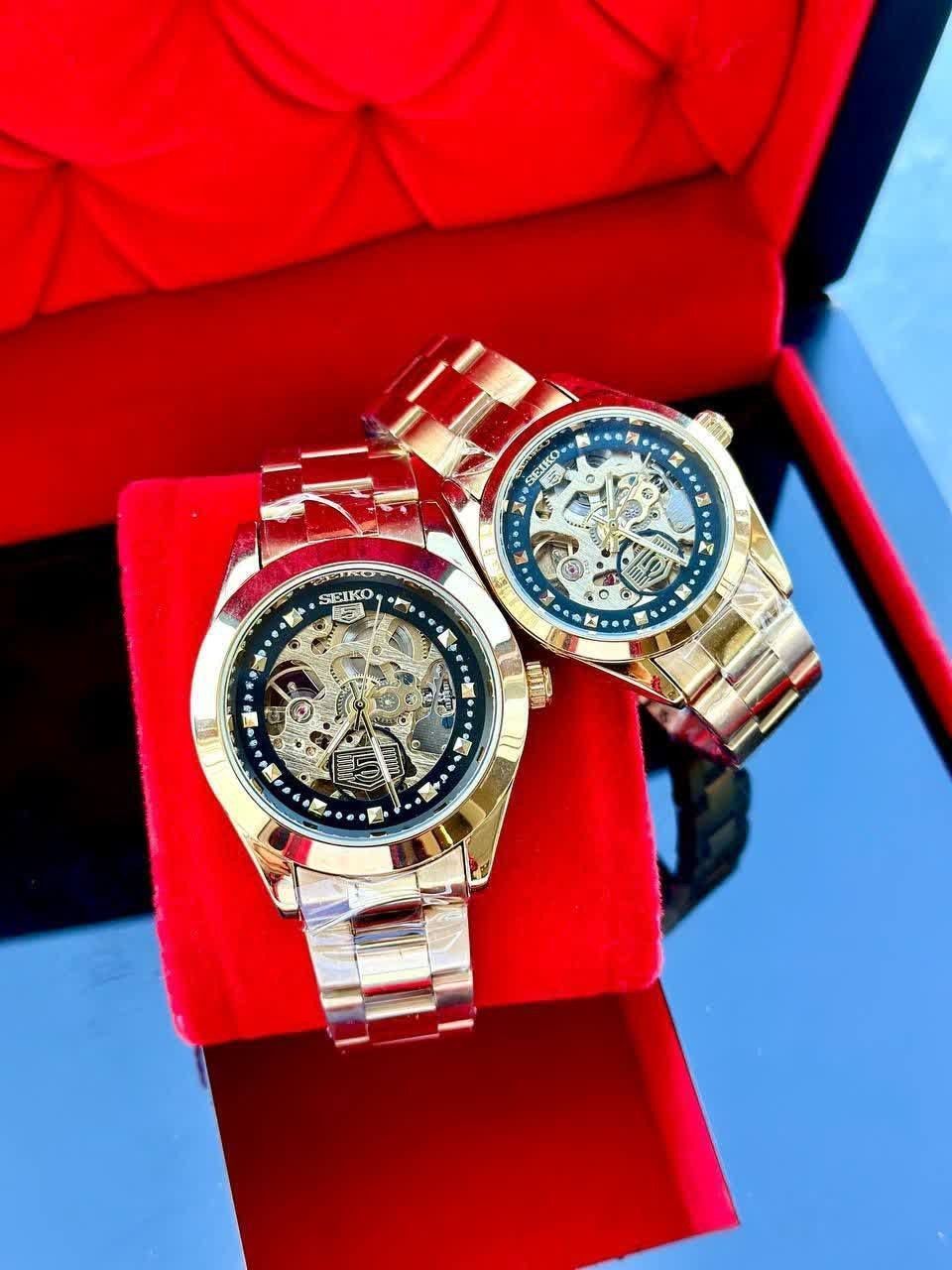 ست ساعت مچی اتوماتیک زنانه و مردانه سیکو پنج SEIKO 5  برند شرکتی ارجینال ضمانتی کیفیت ساخت فوق العاده عالی اتومات (بدون نیاز به باتری)،صفحه چرخ دنده متحرک پشت و رو نمایان شیشه،شیشه سافایر موتور اتومات پشت شیشه ای لنگر دار رنگ ثابت ضد اب،بند ضد حساسیت پوستی صفحه ضد خط و خش بند استیل ضد زنگ قفل کلیپسی ضامن دار،سرکوب قفل سیکو