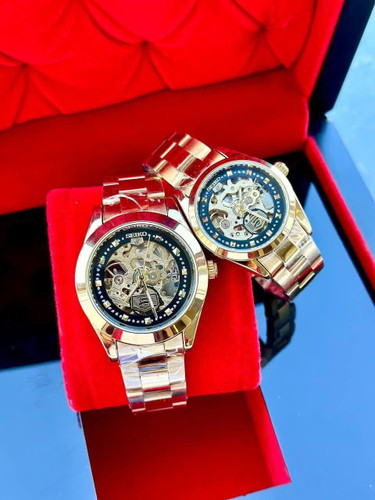 ست ساعت مچی اتوماتیک زنانه و مردانه سیکو پنج SEIKO 5 برند شرکتی ارجینال ضمانتی کیفیت ساخت فوق العاده عالی اتومات (بدون نیاز به باتری)،صفحه چرخ دنده متحرک پشت و رو نمایان شیشه،شیشه سافایر موتور اتومات پشت شیشه ای لنگر دار رنگ ثابت ضد اب،بند ضد حساسیت پوستی صفحه ضد خط و خش بند استیل ضد زنگ قفل کلیپسی ضامن دار،سرکوب قفل سیکو