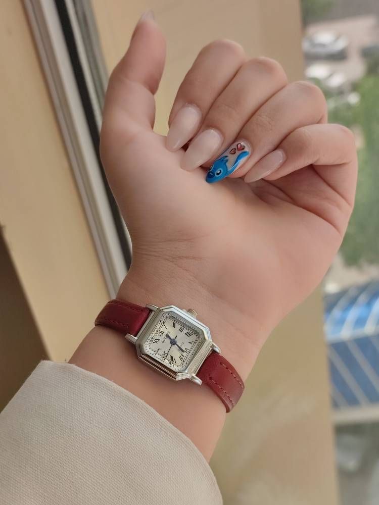 ساعت مچی زنانه مینیمال اولیجیا کد22 بند چرمی مقاوم دور دوخت در رنگبندی بسیار زیبا قطر قاب 15میلیمتر(ریز ترین ساز ممکن) قاب آبکاری آلیاژ ضد حساسیت  موتور کوارتز دقیق